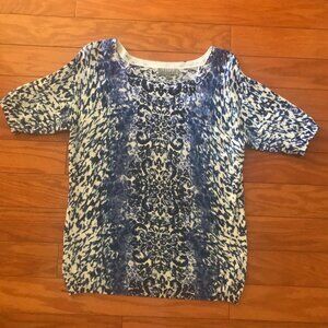 JOSEPH A: BLUE AND WHITE LIGHTWEIGHT KNIT SHORTSLEEVE SWEATER SIZE  SMALL